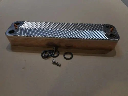 Plattenwärmetauscher von Remeha mit metallischer Oberfläche, zwei Anschlüssen und beiliegenden Dichtungen sowie einer Schraube auf einem neutralen Hintergrund.